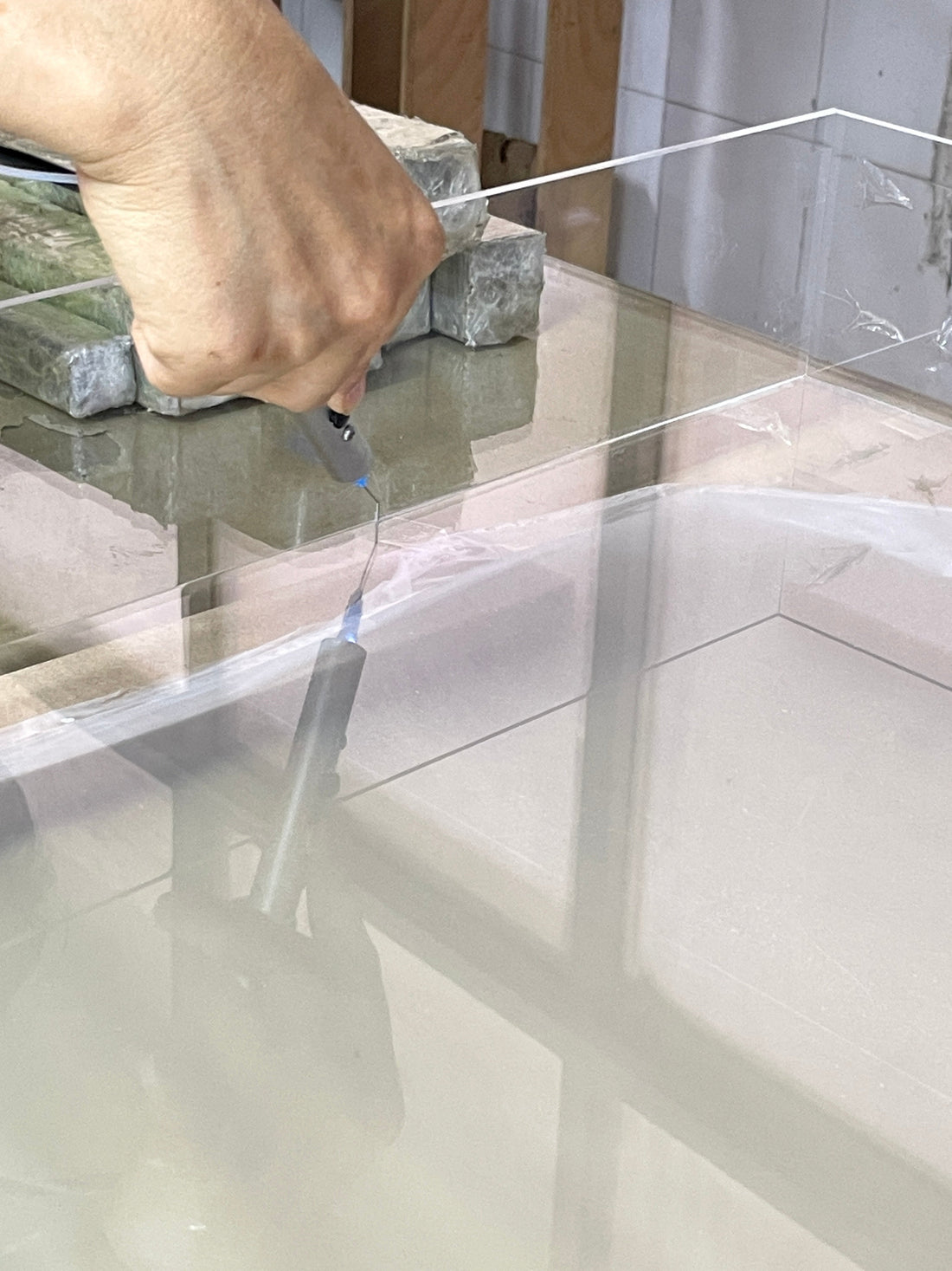 How to Compare Automatic Gluing Machines for Acrylic Production